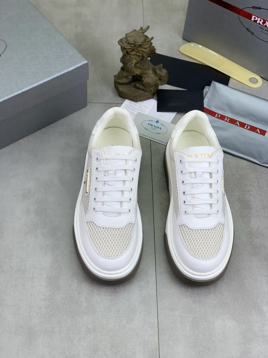 Men's Men's Shoes 💰P560 💰【New Style】 The latest model of high-quality PRADA classic men's shoes has been launched on the official website at a 1:1 replica, synchronized in Hong Kong and on the same catwalk; all made of calfskin➕imported cowhide lining, 🍡🍡original rubber outsole, non-slip and wear-resistant; comfortable on the feet, attractive style, fine workmanship, and simple and neat shoe lasts, highlighting a man's courage and toughness, 👍size 38 to 44 (45 can be customized) black White color🉑️choose
